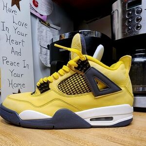 Jordan 4s Lightiñgs Mid Basketball Shoe 9.5    $160